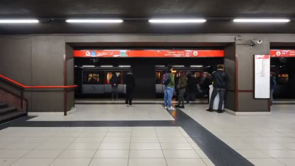 Pendler in U-Bahn-Station — Stockvideo