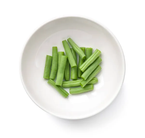 Gesnipperde Groene Bonen Witte Kom Geïsoleerd Witte Achtergrond Bovenaanzicht — Stockfoto