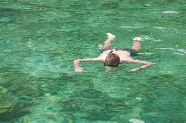 Man met een snorkel — Stockfoto