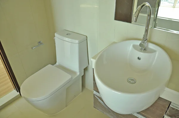 Белые туалеты в ванной комнате — стоковое фото