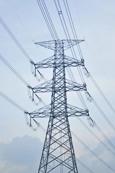 Vysoké napětí elektrické věž — Stock fotografie
