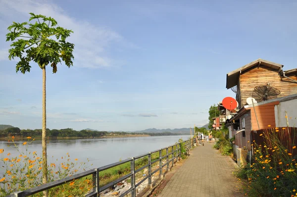 Oud huis kant de rivier — Stockfoto