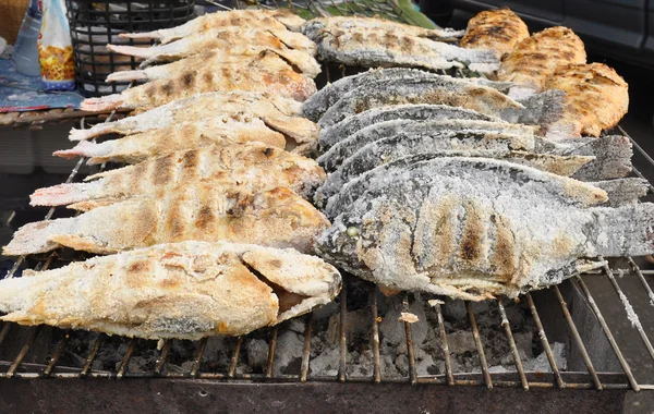 Salt baking fish — Stock Photo, Image