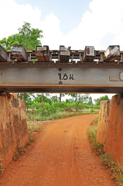 Estrada sob o caminho de ferro — Fotografia de Stock