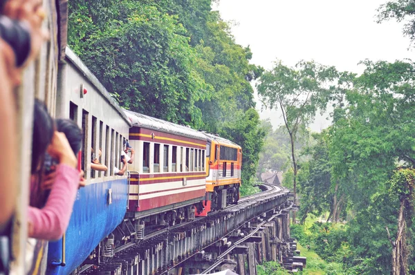 Ölüm demiryoluna tren