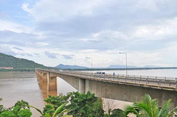 Лаосский японский мост — стоковое фото