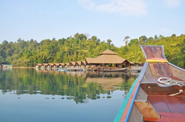 ratchaprapha Barajı beldesinde görünümünü