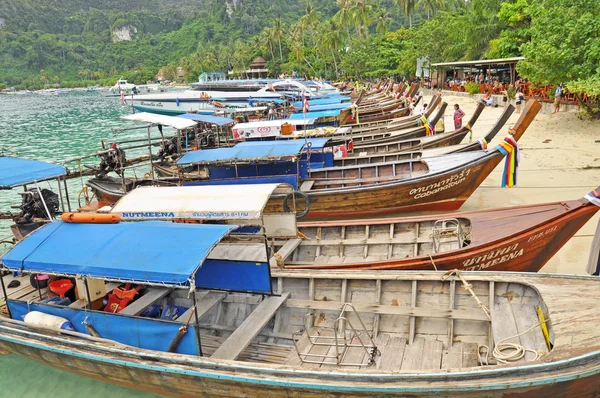 Bateaux à longue queue sur la jetée Phi Phi — Photo