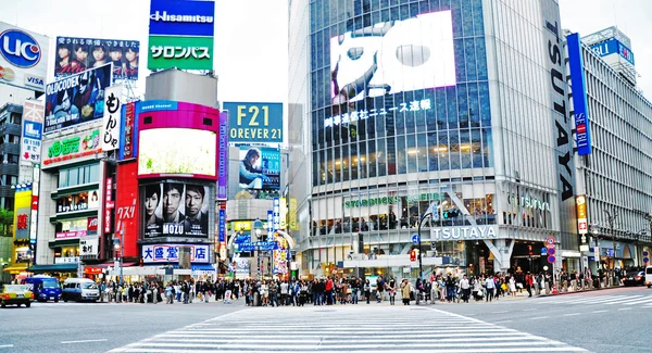 Menigte van mensen bij shibuya — Stockfoto