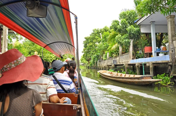 Turis duduk di atas perahu . — Stok Foto