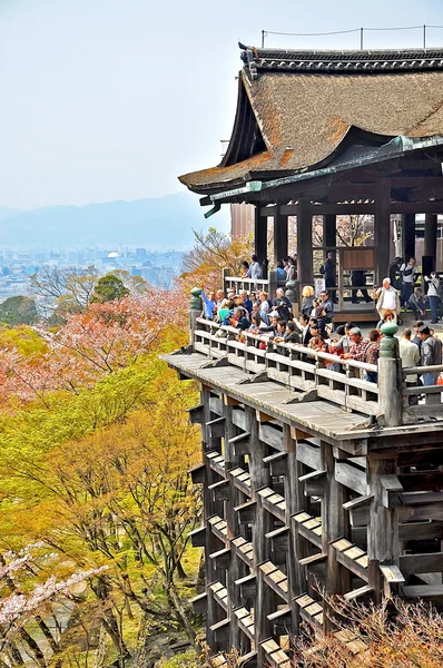 Neznámý turista kiyomizu-dera Temple — Stock fotografie
