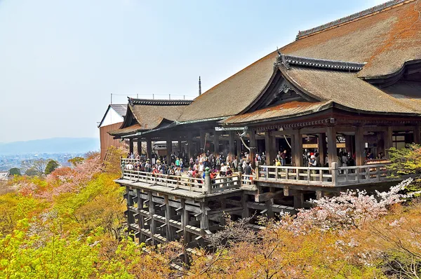 Touriste non identifié au Temple Kiyomizu-dera — Photo