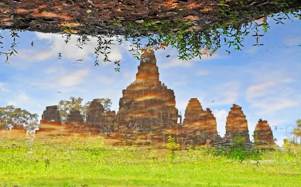 Weerspiegeling in water van tempel bayon — Stockfoto