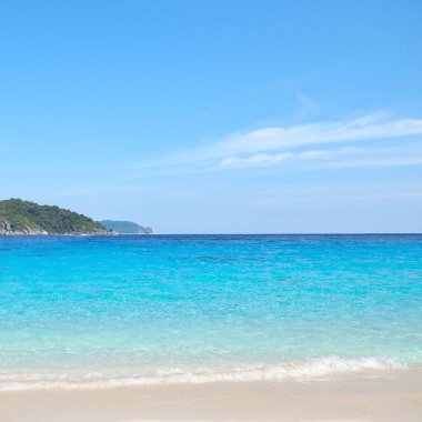 Similan Ulusal Parkı 'ndaki Koh Miang (4 numaralı ada) deniz manzarası, Phang Nga, Tayland.