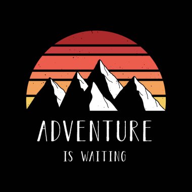 Macera, dağlarla ve günbatımı retro vektörüyle el yazması beklemektir. Tişört baskıları, posterler, çıkartmalar ve diğer kullanım alanları için tasarım.