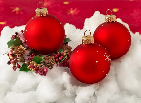 Trois boules de Noël rouges — Photo