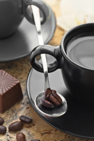 Két csésze kávé- és babkávé meghintjük desszert — Stock Fotó