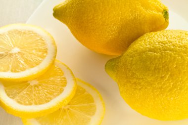 beyaz zemin üzerinde iki sarı limon