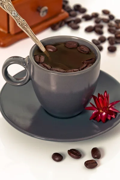 A kávédaráló és orchidea virág csésze kávé — Stock Fotó