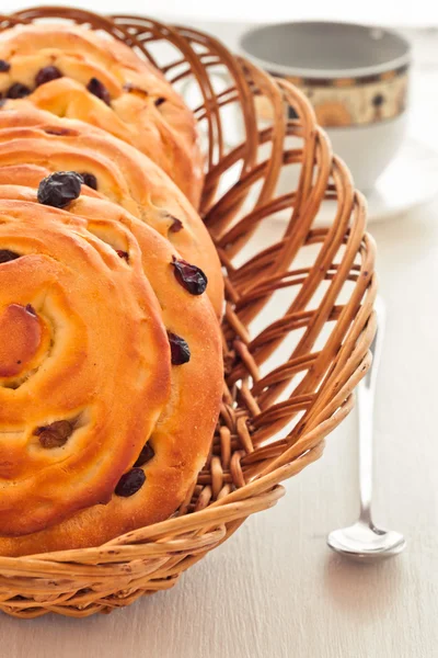 Buns with raisins and a cup of tea — Stock Photo, Image