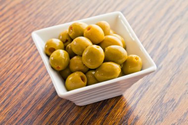 zeytin ahşap masa üzerinde beyaz bir kase