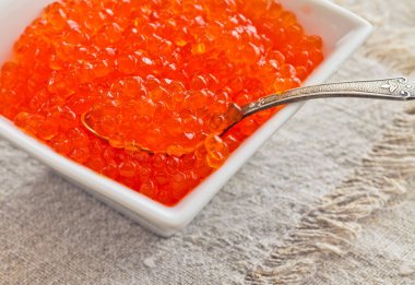 bir kase ve kaşık kırmızı havyar