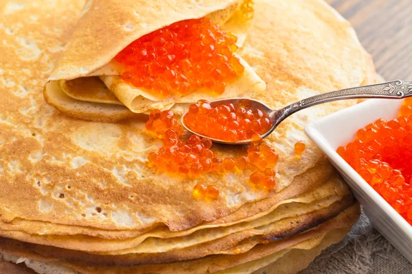 Pannenkoeken met een lepel van rode kaviaar — Stockfoto