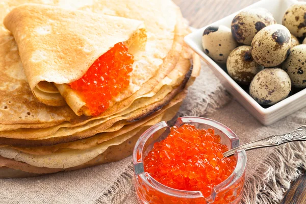 Pfannkuchen mit Kaviar und Wachteleiern Stockbild