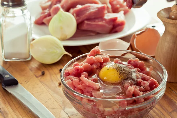 Frisches Hackfleisch mit Ei und Zwiebeln gekocht lizenzfreie Stockfotos