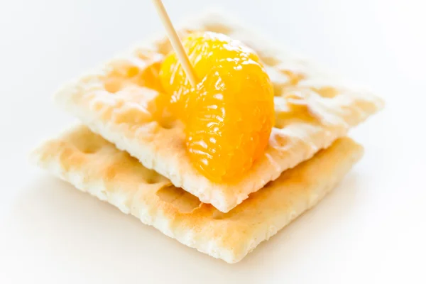 Slices of mandarin with cookies — Stock Photo, Image