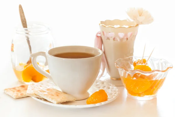 Cup of tea and tangerine — Stock Photo, Image