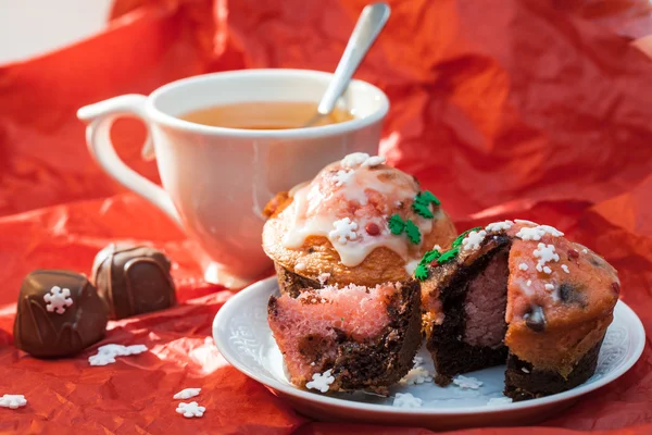 Close up set of colorful cupcakes with cup of tea — Stock Photo, Image