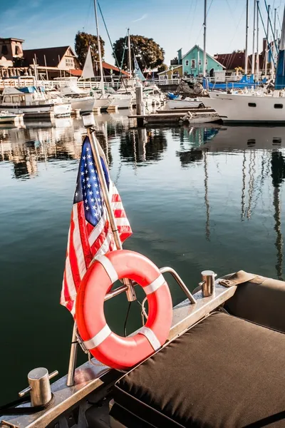 Yacht con bandiera americana al molo — Foto Stock