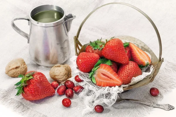 Green tea with fresh strawberries and cranberries — Stock Photo, Image