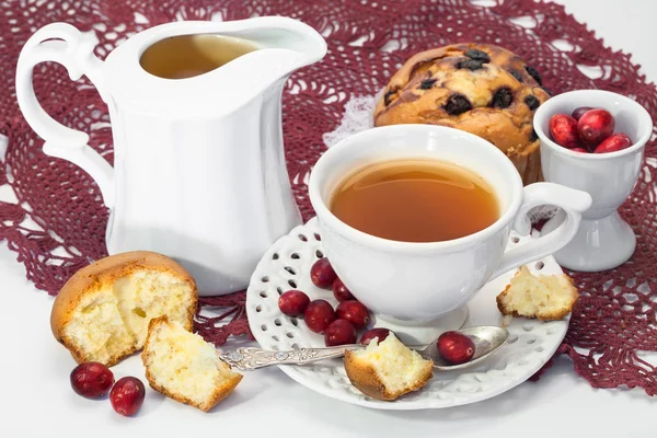 Tee, Muffins und frische Preiselbeeren zum Frühstück Stockfoto