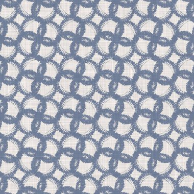 Kusursuz Fransız jeo keteni çiçekli kumaş kaplama. Provence mavi gri keten desenli doku. Eski püskü, şık, bulanık bir arka plan. Her yerde tekstil kırsalı var.