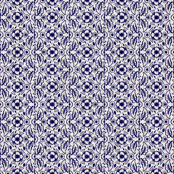 Indigo bloco de flores azul imprimir tingido de linho textura fundo. Sem costura tecido japonês repetição batik padrão swatch. Bloco de borrão angustiado orgânico floral estampado em todo o têxtil. — Fotografia de Stock