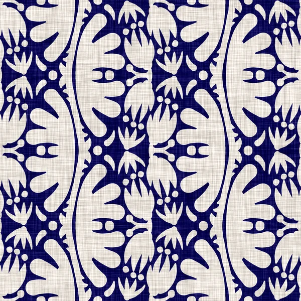 Indigo modrý květ blok potisk barvené plátno textury pozadí. Bezešvé tkané Japonci opakovat batik vzor škrtněte. Květinový organický rozmazaný šmouha blok potisk po celé textilii. — Stock fotografie