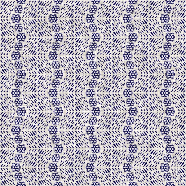 인디고 블루 꽃 블록은 염색 한 리넨 텍스처 배경을 인쇄 한다. 실이 없는 일본 제품들이 바틱 패턴 감시를 반복하고 있어요. 식물성 유기 조직은 직물 전체에 뿌옇게 인쇄되는 것을 괴로워했다. — 스톡 사진