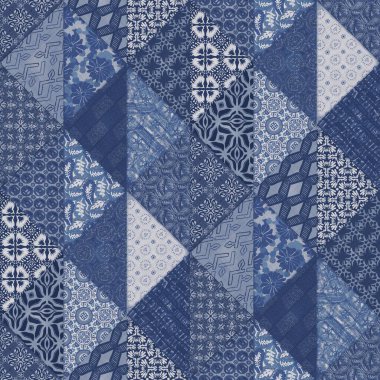 Denim Western mavi yamalı üçgen dokuması. İndigo vintage yıkama pamuk tekstil etkisi. Yamalı kot pantolon ev dekoru arka planı. Boho bandana yorgan dikme kumaş baskı malzemesi.