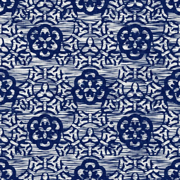 Textura de patrón de flores de tela teñida índigo. Tinte de tela de moda textil transparente resistente a toda la impresión. Impresión en bloque de kimono japonés. Muestra repetible de efecto batik de alta resolución. — Foto de Stock
