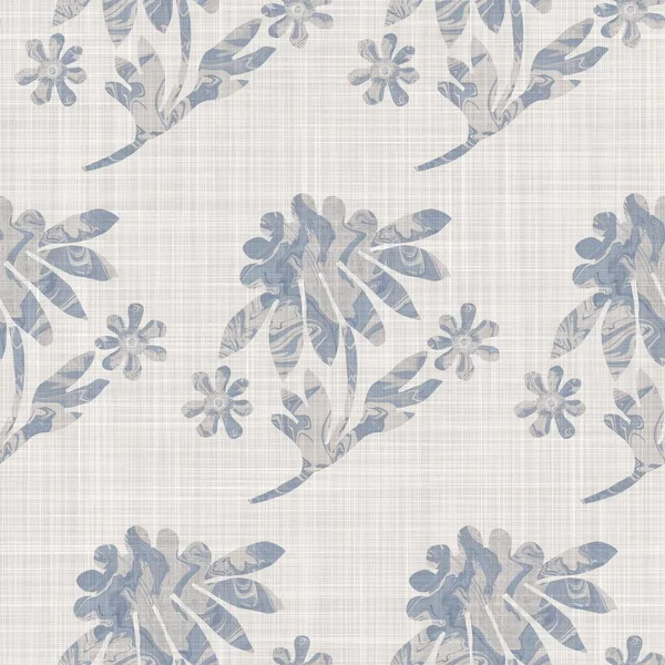 Kusursuz Fransız kumaşı, çiçekli kumaş kaplama. Provence mavi gri keten desenli doku. Eski püskü, şık, bulanık bir arka plan. Her yerde tekstil kırsalı var.