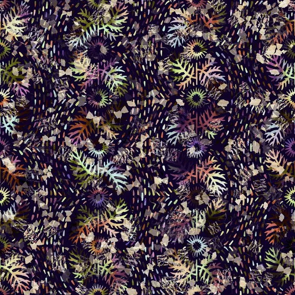 Impressão de dispersão de camuflagem floral boho multicolorido exótico. Padrão de repetição detalhado sem emenda do solo escuro outonal. — Fotografia de Stock
