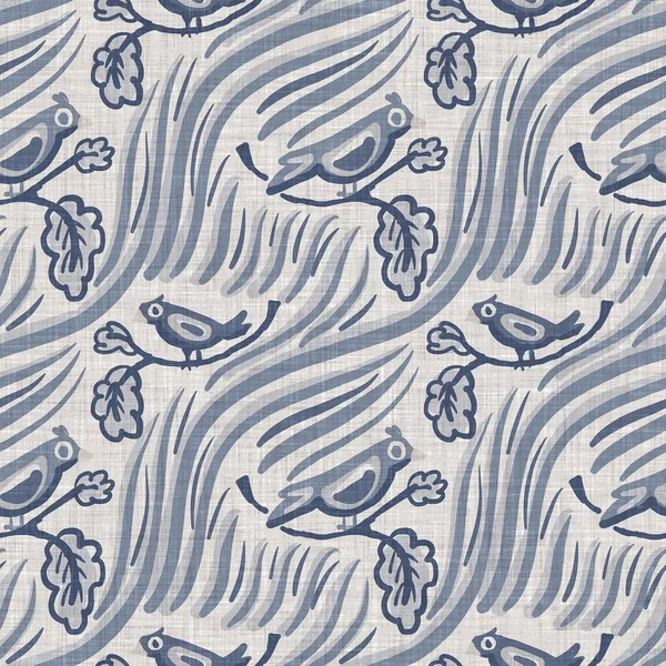 農家の青い鳥リネンシームレスなパターン。背の高いフランスのカントリーコテージスタイルのファーム動物の背景。シンプルなヴィンテージ素朴な生地のテキスタイル効果。スタイリッシュな自然みすぼらしいシックなキッチンクロス. — ストック写真