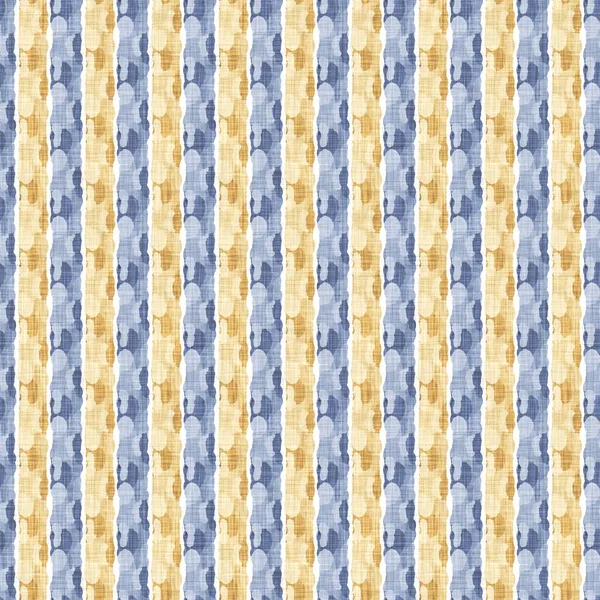 シームレスフランスのカントリーキッチンストライプ生地パターンプリント。青い黄色の縦の縞模様の背景。バティック染料挑発スタイル素朴な織りコテージコア繊維. — ストック写真