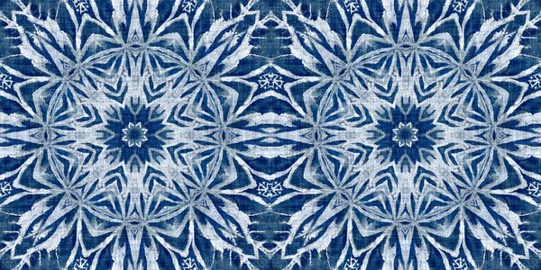 İndigo mavisi kar taneleri sınır arkaplanı. Frosty batik boyama efekti pürüzsüz kenar. Soğuk bayram şenliği kurdelesi. 