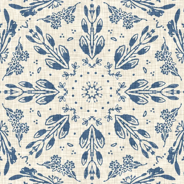 Fransız mavisi Fransız çiçekli kumaş desenli eski püskü ev dekorasyonu. Kırsal çiftlik evi, kır evi, çiçekli keten, pürüzsüz arka plan. Yama işi yorgan efekti motifi fayans