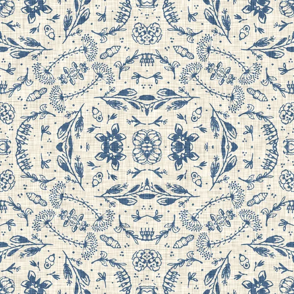 Fransız mavisi Fransız çiçekli kumaş desenli eski püskü ev dekorasyonu. Kırsal çiftlik evi, kır evi, çiçekli keten, pürüzsüz arka plan. Yama işi yorgan efekti motifi fayans