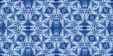 İndigo mavisi kar taneleri sınır arkaplanı. Frosty batik boyama efekti pürüzsüz kenar. Soğuk bayram şenliği kurdelesi. 