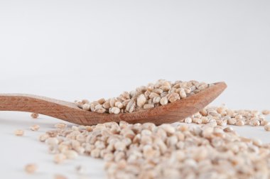 tahta kaşık ve tahıl